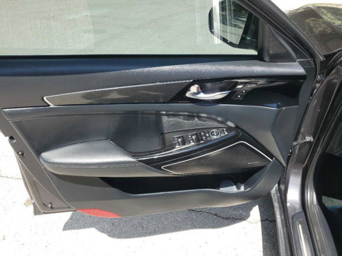 Used 2017 Kia Cadenza Limited image 10