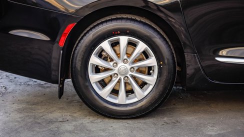 Used 2018 Chrysler Pacifica Touring-L image 12