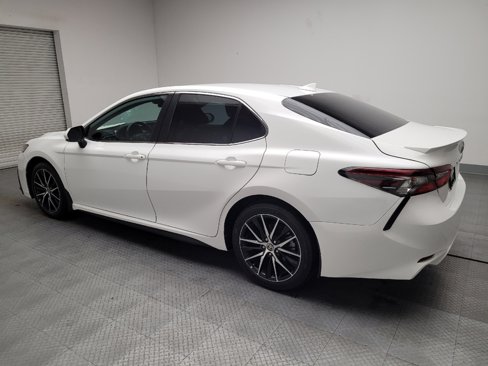 Used 2022 Toyota Camry SE image 3