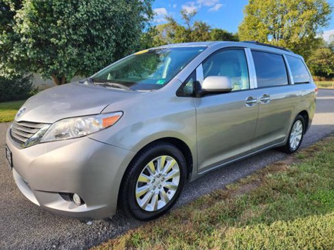 Used 2012 Toyota Sienna XLE image 2