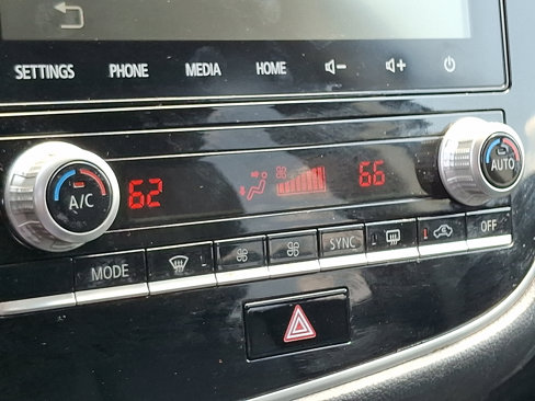 Used 2020 Mitsubishi Outlander ES image 16