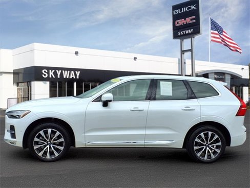 Used 2023 Volvo XC60 B5 Plus image 8