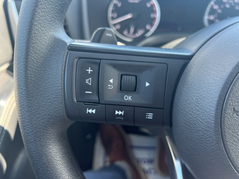 Used 2024 Nissan Rogue SV image 25