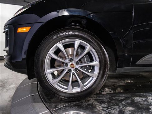 Used 2025 Porsche Macan image 12