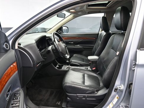 Used 2015 Mitsubishi Outlander SE image 11