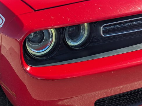 Used 2016 Dodge Challenger SXT image 9