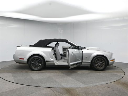 Used 2009 Ford Mustang Convertible image 41