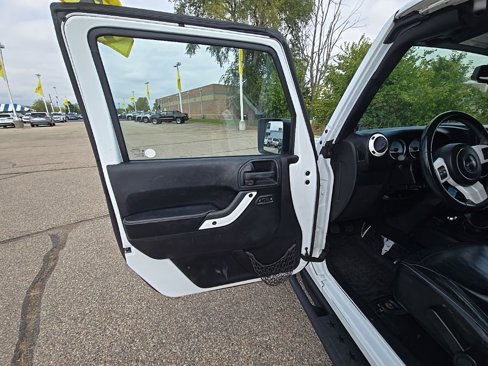 Used 2014 Jeep Wrangler Unlimited Sahara image 29