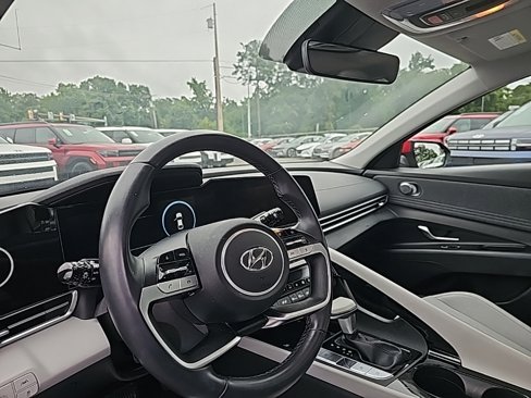 Used 2022 Hyundai Elantra Limited w/ Cargo Package image 9