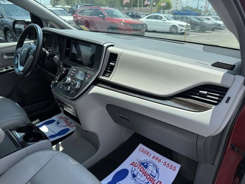Used 2017 Toyota Sienna XLE image 21