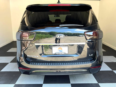Used 2017 Kia Sedona LX image 5