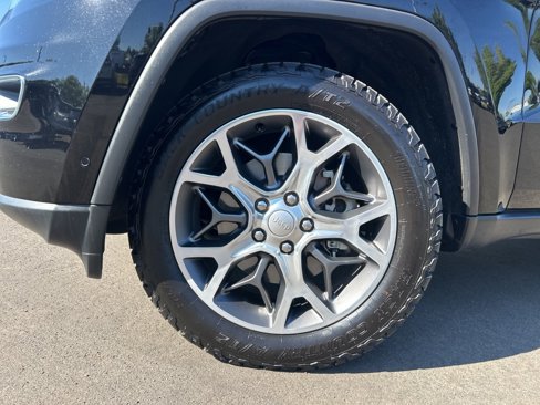 Certified 2022 Jeep Grand Cherokee Limited w/ Trailer Tow Group IV image 2