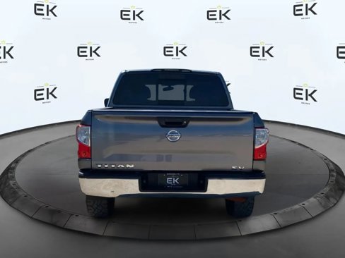 Used 2017 Nissan Titan SV image 4