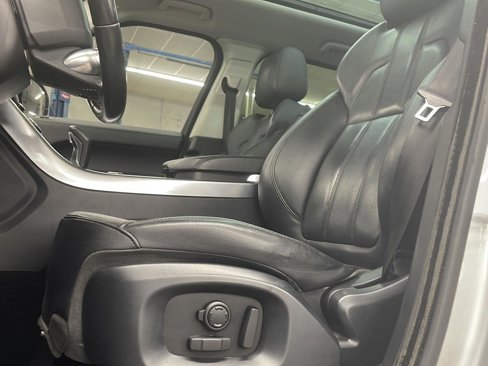 Used 2016 Land Rover Range Rover Sport SE image 12