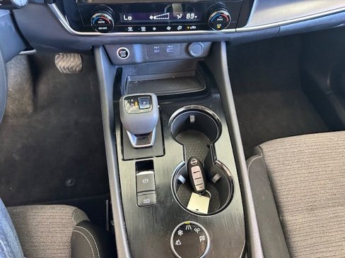 Used 2022 Nissan Rogue SV image 17