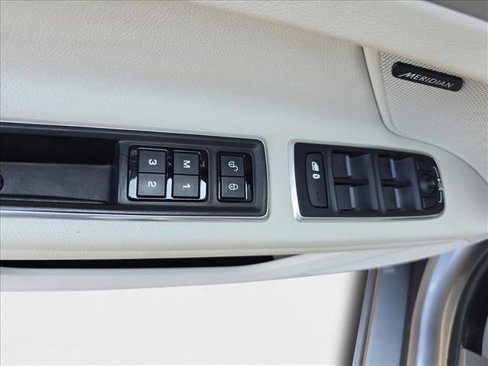 Used 2020 Jaguar XF Premium image 26