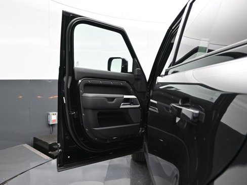 Used 2024 Land Rover Defender 110 S image 9