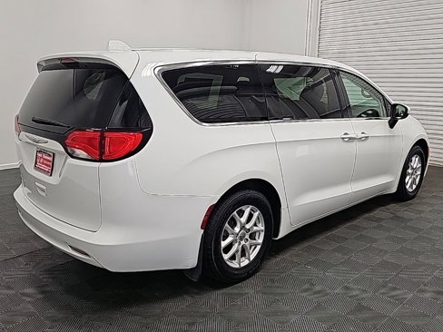 Used 2017 Chrysler Pacifica LX image 9
