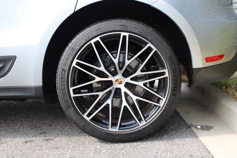 Certified 2024 Porsche Macan image 16