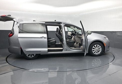 Used 2019 Chrysler Pacifica Touring-L image 46
