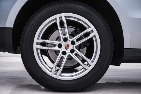 Certified 2018 Porsche Macan image 13