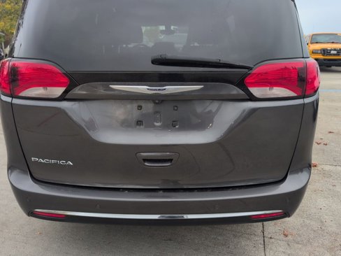 Used 2019 Chrysler Pacifica Touring-L image 4