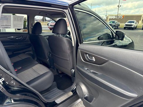 Used 2020 Nissan Rogue SV w/ Premium Package image 27