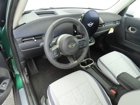 Used 2025 MINI Cooper 4-Door Hardtop image 10