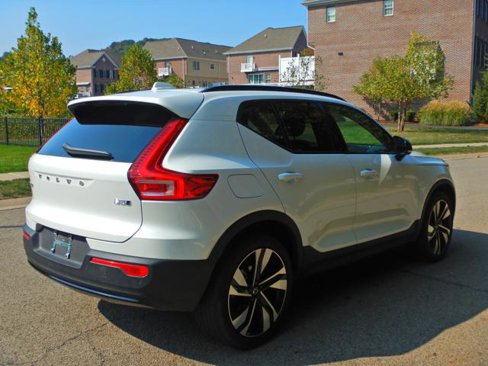 Used 2025 Volvo XC40 B5 Plus image 10