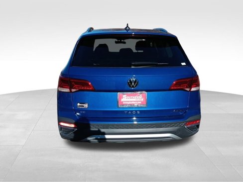 Used 2024 Volkswagen Taos SE image 4