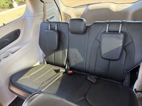 Used 2019 Chrysler Pacifica Limited image 21