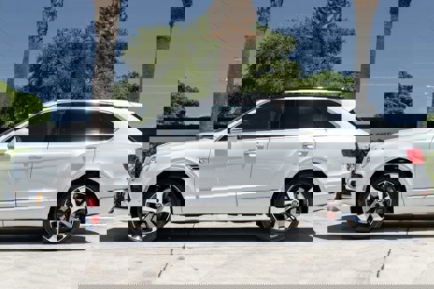 Used 2019 Bentley Bentayga image 3