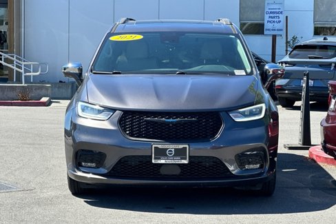 Used 2021 Chrysler Pacifica Limited w/ Uconnect Theater Family Group image 10