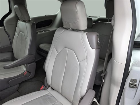 Used 2018 Chrysler Pacifica Touring-L image 28