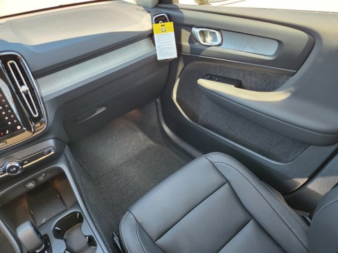 New 2025 Volvo XC40 B5 Core w/ Protection Package image 17