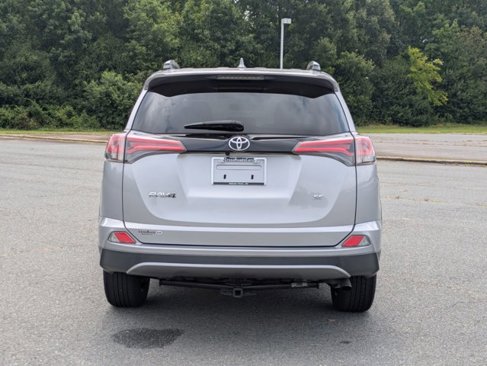 Used 2018 Toyota RAV4 SE image 5