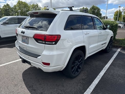 Used 2017 Jeep Grand Cherokee Altitude image 3
