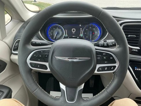 Used 2022 Chrysler Pacifica Touring-L image 17