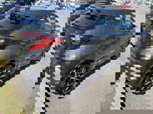 Used 2022 Toyota C-HR XLE image 3