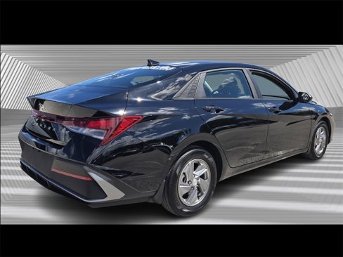 Certified 2024 Hyundai Elantra SE image 7