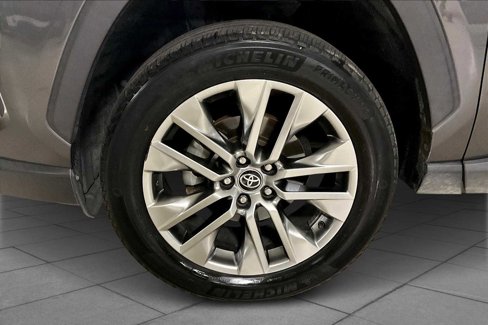 Used 2022 Toyota RAV4 XLE Premium image 10