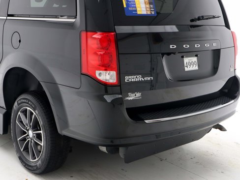 Used 2017 Dodge Grand Caravan SXT image 11