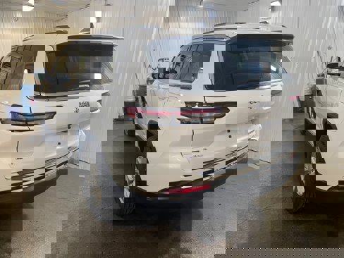 Used 2023 Jeep Grand Cherokee L Laredo image 5