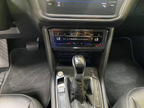 Used 2024 Volkswagen Tiguan SE image 42