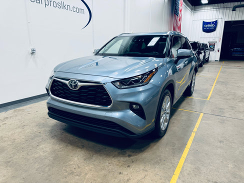 Used 2022 Toyota Highlander Limited image 3