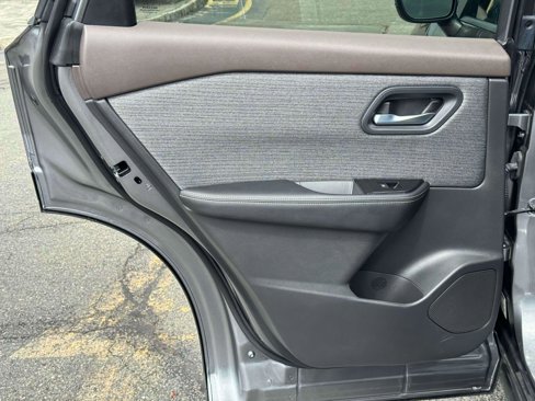 Used 2022 Nissan Rogue SV image 34