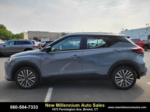 Used 2022 Nissan Kicks SV image 2