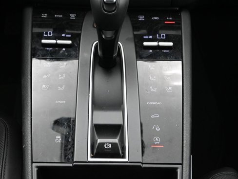 Used 2025 Porsche Macan image 23