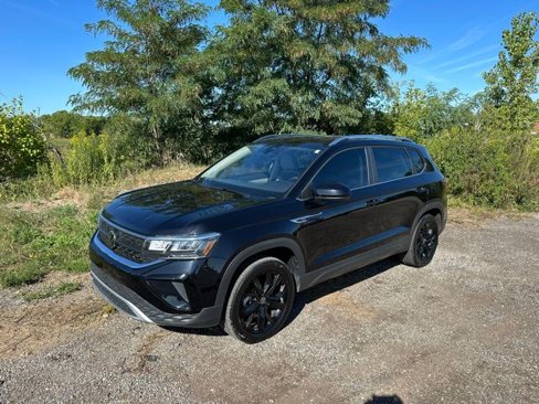 Used 2023 Volkswagen Taos SE w/ Panoramic Sunroof Package image 2