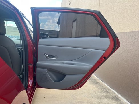 Certified 2025 Hyundai Elantra SE image 15